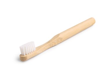 Beyaz arkaplanda bambu diş fırçası