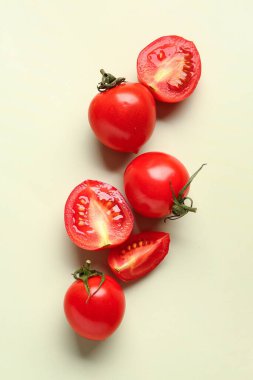 Açık yeşil arka planda taze kiraz domatesleri