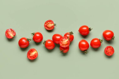 Gri arka planda bir sürü taze vişne domatesi