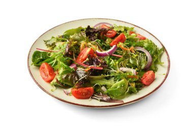 Beyaz arka planda taze sebze salatası.