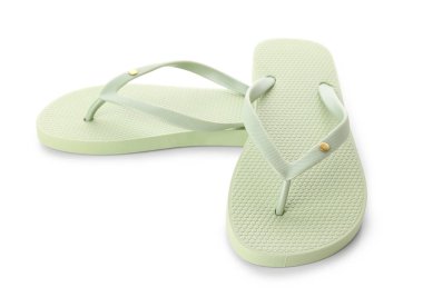 Beyaz arka planda yeşil kadın terlikleri