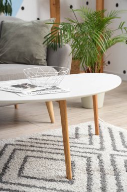 Oturma odasında dergileri olan şık bir kahve masası.