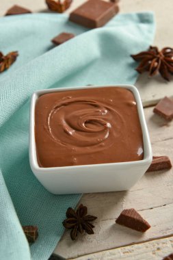 Beyaz ahşap arka planda lezzetli erimiş çikolatalı kompozisyon