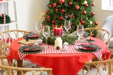 Oturma odasında güzel bir Noel masası.