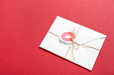 Renkli arka planda ruj izi olan zarf. Sevgililer Günü kutlaması