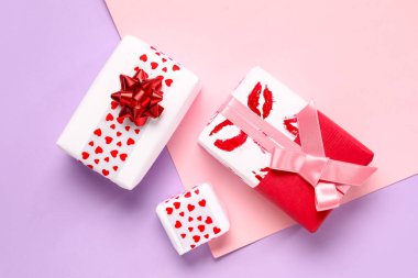 Kalpli hediye kutuları ve leylak arkaplanda ruj izleri. Sevgililer Günü kutlaması