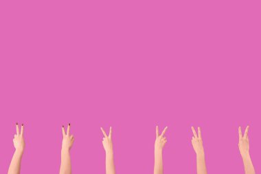 Mor arka planda barış jestleri gösteren kadın elleri