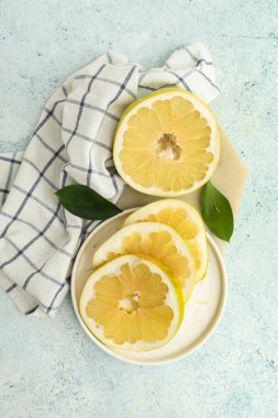 Beyaz arka planda kesilmiş taze aromalı yemek ve tabak.