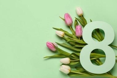 Şekil 8 kağıttan yapılmış ve yeşil arka planda güzel laleler var. Uluslararası Kadınlar Günü