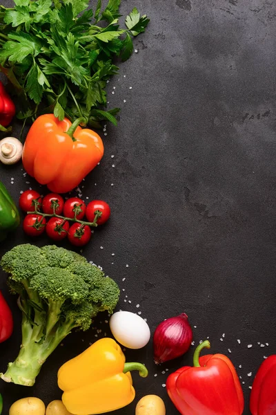 Siyah arka planda taze sebzeler ve mantarlar