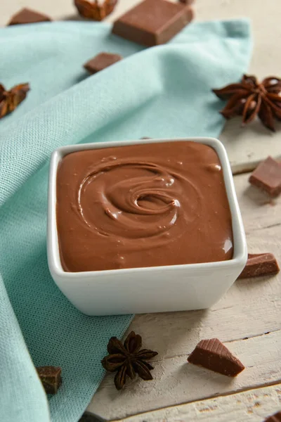 Beyaz ahşap arka planda lezzetli erimiş çikolatalı kompozisyon