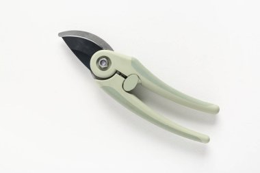 Beyaz arkaplanda gri kesiciler