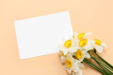 Turuncu arka planda bir buket güzel nergis çiçekli boş kart.