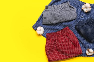 Sarı arka planda pamuk erkek gövdesi