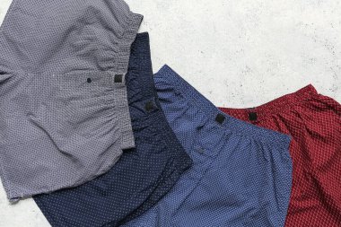 Beyaz grunge arka planda şık erkek mayoları