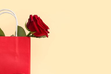 Sarı arka planda kırmızı gül olan alışveriş torbası. Sevgililer Günü kutlaması