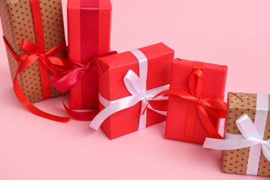 Pembe arka planda hediye kutuları. Sevgililer Günü kutlaması