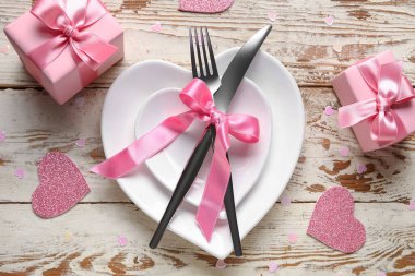 Kalpler ve beyaz ahşap arka planda hediye kutuları olan güzel bir masa. Sevgililer Günü kutlaması