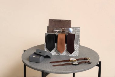 Kol saati, kravat ve gözlüklü kahve masası.