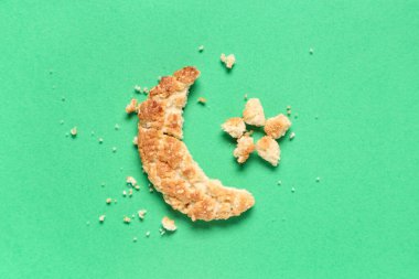 Yeşil arka planda kurabiyeden yapılmış hilal ve yıldız. Ramazan kutlaması