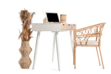 Modern dizüstü bilgisayarı ve beyaz arka planda izole edilmiş otları olan şık çalışma alanı