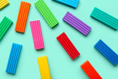 Turkuaz arka planda birçok renkli plastiksi