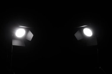 Siyah arka planda parlayan stüdyo ışığı