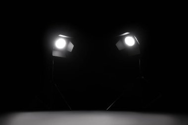 Siyah arkaplanda parlayan stüdyo ışığı