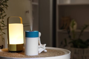 Karanlık odadaki modern hava nemlendiricisi.