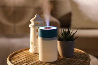 Karanlık odadaki modern hava nemlendiricisi.