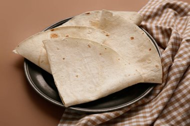 Kahverengi arka planda taze ince lavaş tabakası, yakın plan.