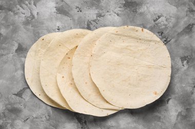 Gri arkaplanda taze lavaş