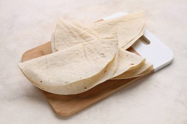 Beyaz arka planda taze lavaşla kesme tahtası, yakın plan.