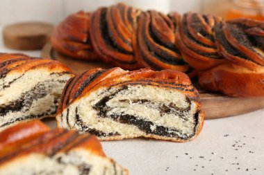 Tatlı haşhaş tohumu ruloları beyaz masada, yakın plan