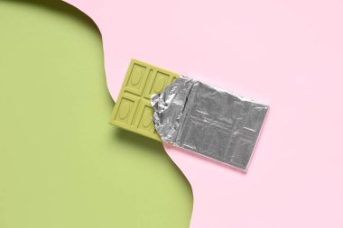 Renkli arka planda folyoda tatlı kibrit çikolatası