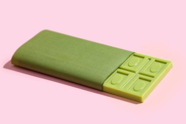 Pembe arka planda tatlı matcha çikolatası