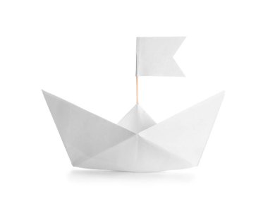 Beyaz arka planda bayrağı olan kağıt tekne.