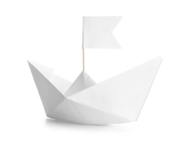 Beyaz arka planda bayrağı olan kağıt tekne.