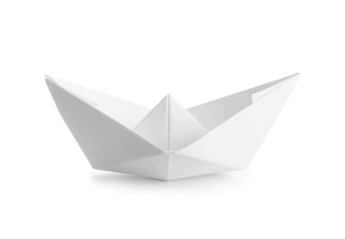 beyaz arkaplanda kağıt tekne