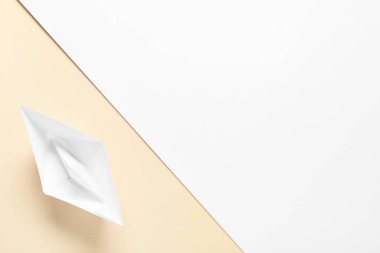 Renkli arka planda beyaz kağıt tekne