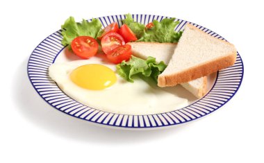 Beyaz arka planda izole edilmiş lezzetli yumurta, domates ve marul tabağı, yakın plan.