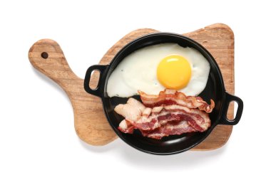 Kızarmış tavada yumurta ve pastırma, beyaz arka planda izole edilmiş.