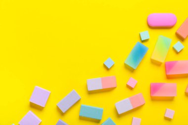 Sarı arkaplanda renkli silgi