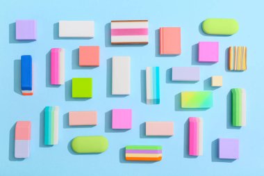 Mavi arkaplanda renkli silgi