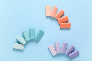 Mavi arkaplanda farklı kauçuk silgi