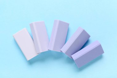 Mavi arkaplanda leylak rengi silgi