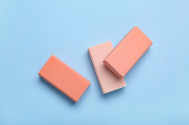 Mavi arkaplanda pembe silgi