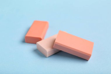 Mavi arkaplanda pembe silgi, yakın plan.