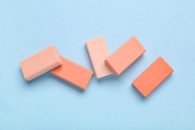 Mavi arkaplanda pembe silgi