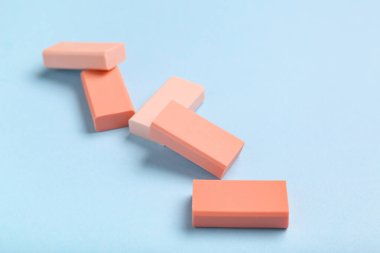 Mavi arkaplanda pembe silgi, yakın plan.